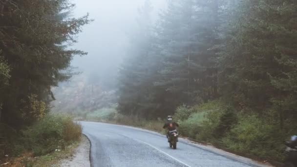 Grupa Mężczyzn Jeździ Motocyklem Wzdłuż Drogi Górach Mgle — Wideo stockowe