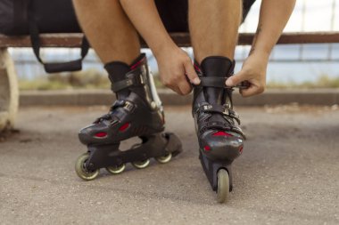 Parkta paten giyen genç adamın bacakları.. 