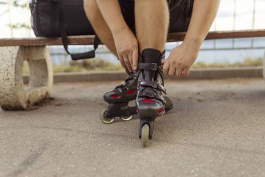 Parkta paten giyen genç adamın bacakları.. 