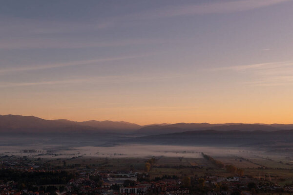 воздушный вид туманных утренних осенних гор с облаками Банско болгария.