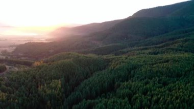 Bulutlu Bansko Bulgaria sonbahar dağlarının sisli manzarası.