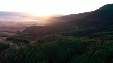 Bulutlu Bansko Bulgaria sonbahar dağlarının sisli manzarası.