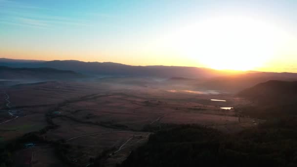 Воздушный Вид Туманных Утренних Осенних Гор Облаками Банско Болгария — стоковое видео