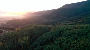 Bulutlu Bansko Bulgaria sonbahar dağlarının sisli manzarası.