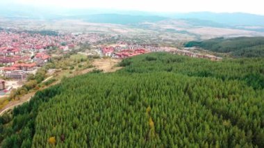 Bulgaristan 'ın Blagoevgrad bölgesinin ünlü Bansko kayak beldesinin hava manzarası. 