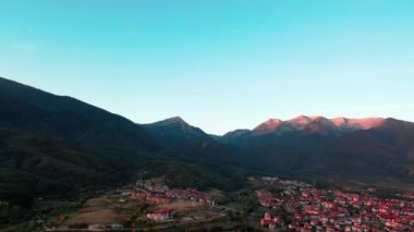 Bulgaristan 'ın Blagoevgrad bölgesinin ünlü Bansko kayak beldesinin hava manzarası. 