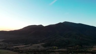 Bulgaristan 'ın Blagoevgrad bölgesinin ünlü Bansko kayak beldesinin hava manzarası. 