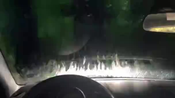ファーストパーソン自動運転車洗浄体験のビデオ — ストック動画