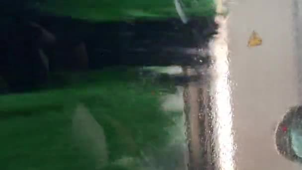 ファーストパーソン自動運転車洗浄体験のビデオ — ストック動画