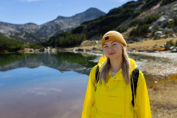 Жінка Туристка Насолоджується Видом Озеро Відкритому Повітрі Подорожі Пригоди Активному Ліцензійні Стокові Зображення