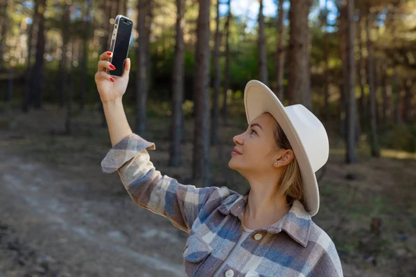 Női Turista Tart Kezében Egy Okostelefon Keresési Jel Erdőben Kommunikáció Stock Kép