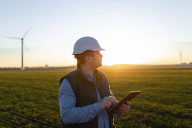 Rüzgar türbin enerji üretimi üzerinde kontrol işadamı. 