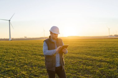 Rüzgar türbin enerji üretimi üzerinde kontrol işadamı. 