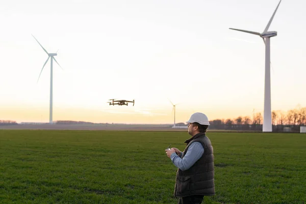 Műszaki Mérnök Wind Turbine Power Generator Station Indít Egy Drón Jogdíjmentes Stock Fotók