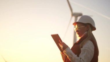 Rüzgar türbini enerji endüstrisinde çalışan kadın mühendis. Ekolojik enerji, endüstriyel enerji, yel değirmeni, tarla işçileri için yenilenebilir enerji. 