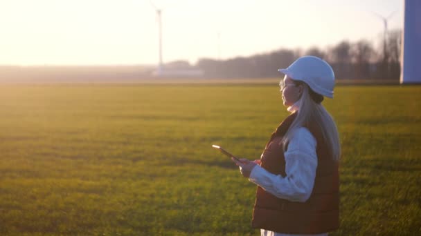 Rüzgar Türbini Enerji Endüstrisinde Çalışan Kadın Mühendis Ekolojik Enerji Endüstriyel — Stok video