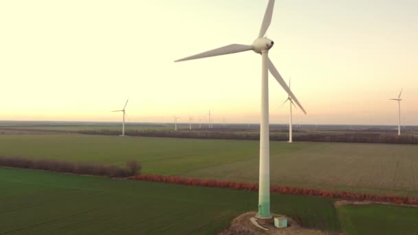 Вид Воздуха Мощную Ветряную Электростанцию Производства Энергии Красивом Облачном Небе — стоковое видео
