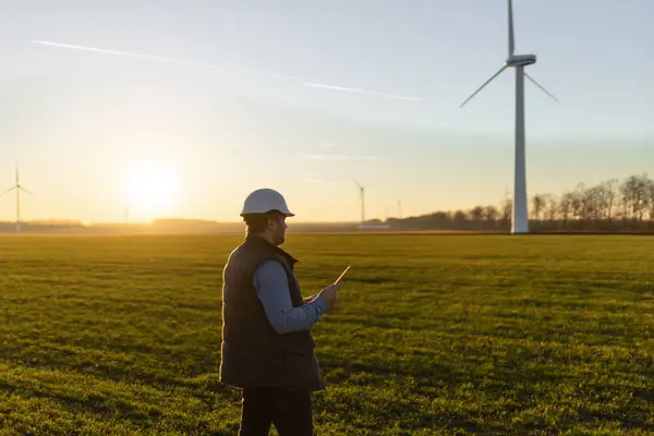 Rüzgar türbin enerji üretimi üzerinde kontrol işadamı. 