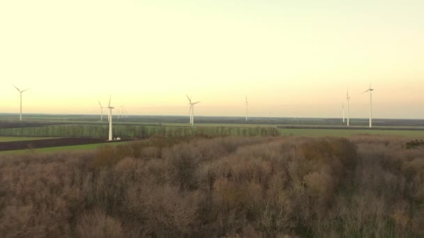 Luchtfoto Van Krachtige Windturbineboerderij Voor Energieproductie Prachtige Bewolkte Lucht Hoogland — Stockvideo