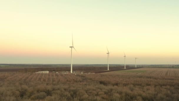 Luchtfoto Van Krachtige Windturbineboerderij Voor Energieproductie Prachtige Bewolkte Lucht Hoogland — Stockvideo