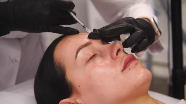 Schönheitsklinik Kosmetikerin Hände Handschuhen Machen Gesicht Alterung Injektion Eine Weibliche — Stockvideo