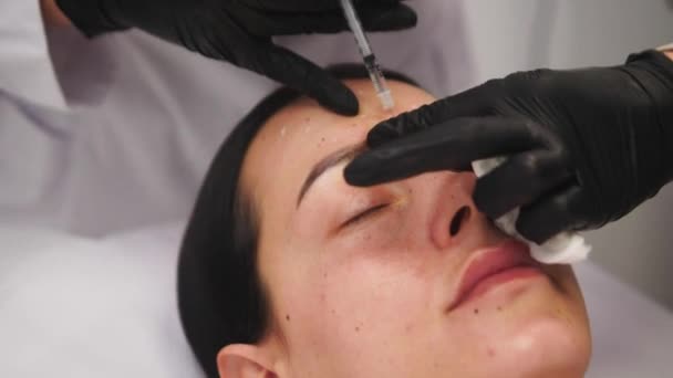 Klinik Kecantikan Tangan Beautician Dalam Sarung Tangan Membuat Wajah Menua — Stok Video