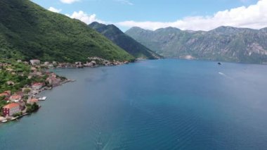 Karadağ 'ın Kotor Körfezi' nin havadan görünüşü. Deniz kıyısından uçuyoruz.