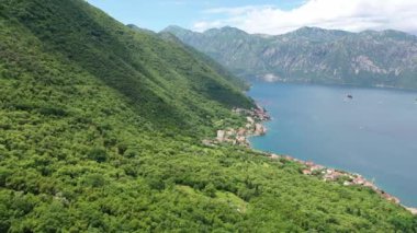 Karadağ 'ın Kotor Körfezi' nin havadan görünüşü. Deniz kıyısından uçuyoruz.