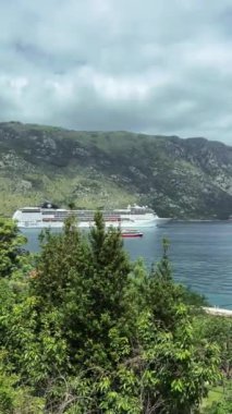 Kotor Körfezi 'ndeki bir yolcu gemisi Akdeniz' de lüks bir yaz tatilidir. Costa Deliziosa, Kotor, Karadağ - 25 Mayıs 2024.