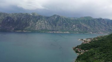 Karadağ 'ın Kotor Körfezi' nin havadan görünüşü. Deniz kıyısından uçuyoruz.