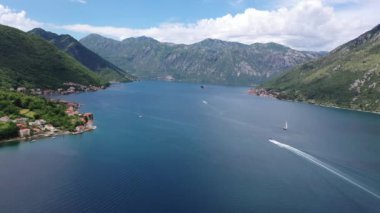 Karadağ 'ın Kotor Körfezi' nin havadan görünüşü. Deniz kıyısından uçuyoruz.