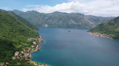 Karadağ 'ın Kotor Körfezi' nin havadan görünüşü. Deniz kıyısından uçuyoruz.