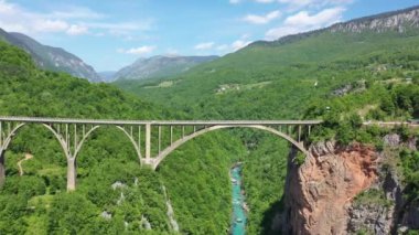 Kuzey Karadağ 'daki Tara Nehri üzerindeki Curdjevica kemer köprüsünün hava manzarası