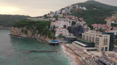 Kırmızı çatıları ve kilise çan kuleleri olan eski ortaçağ taştan evleri. Budva, Karadağ 'ın turizm merkezi ve bir yaz tatili beldesi. Karadağ 'da hava aracı şehir manzarası