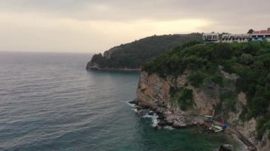 Kırmızı çatıları ve kilise çan kuleleri olan eski ortaçağ taştan evleri. Budva, Karadağ 'ın turizm merkezi ve bir yaz tatili beldesi. Karadağ 'da hava aracı şehir manzarası