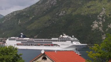 Kotor Körfezi 'ndeki bir yolcu gemisi Akdeniz' de lüks bir yaz tatilidir. Costa Deliziosa, Kotor, Karadağ - 25 Mayıs 2024.