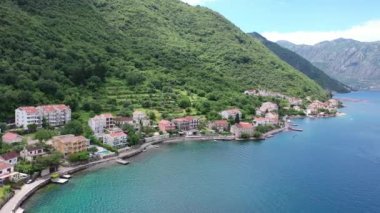 Karadağ 'ın Kotor Körfezi' nin havadan görünüşü. Deniz kıyısından uçuyoruz.
