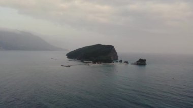Buddva yakınlarındaki deniz manzaralı Aziz Nikola adası. bulutlu hava. 