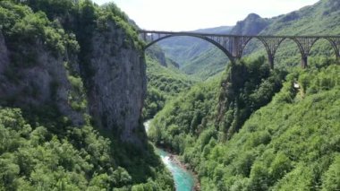 Kuzey Karadağ 'daki Tara Nehri üzerindeki Curdjevica kemer köprüsünün hava manzarası