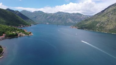 Karadağ 'ın Kotor Körfezi' nin havadan görünüşü. Deniz kıyısından uçuyoruz.