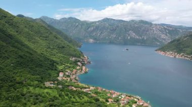 Karadağ 'ın Kotor Körfezi' nin havadan görünüşü. Deniz kıyısından uçuyoruz.