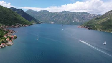 Karadağ 'ın Kotor Körfezi' nin havadan görünüşü. Deniz kıyısından uçuyoruz.
