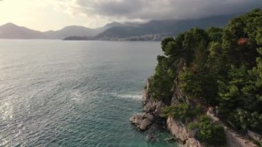 Karadağ 'daki Sveti Stefan tatil beldesi, 4K' lık İHA videosunun etrafındaki şaşırtıcı hava manzarası. Karadağ 'ın küçük eski Sveti Stefan kenti ve tatil beldesi