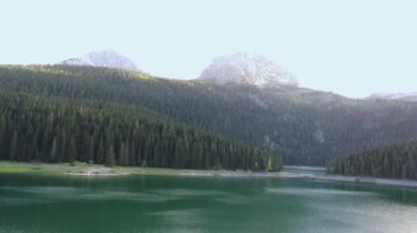 Karadağ 'ın Durmitor Ulusal Parkı' ndaki Kara Göl 'ün havadan görünüşü. Zabljak 'taki Crno Jezero Gölü Monenegro' nun cazibesidir. Güneşli yaz günü