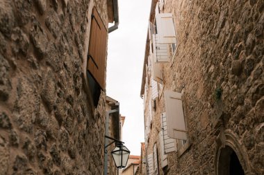 Karadağ, Karadağ 'da eski akşam Budva' sının dar sokakları.