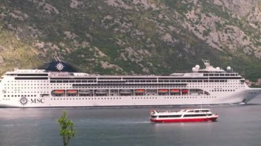 Kotor Körfezi 'ndeki bir yolcu gemisi Akdeniz' de lüks bir yaz tatilidir. Costa Deliziosa, Kotor, Karadağ - 25 Mayıs 2024.