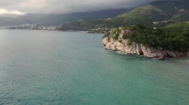 Karadağ 'daki Sveti Stefan tatil beldesi, 4K' lık İHA videosunun etrafındaki şaşırtıcı hava manzarası. Karadağ 'ın küçük eski Sveti Stefan kenti ve tatil beldesi.