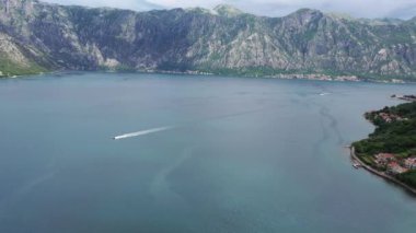 Karadağ 'ın Kotor Körfezi' nin havadan görünüşü. Deniz kıyısından uçuyoruz.