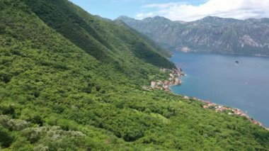 Karadağ 'ın Kotor Körfezi' nin havadan görünüşü. Deniz kıyısından uçuyoruz.