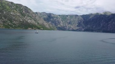 Kuzey Karadağ 'daki Tara Nehri' nin derin kanyon ve orman dağının havadan görünüşü